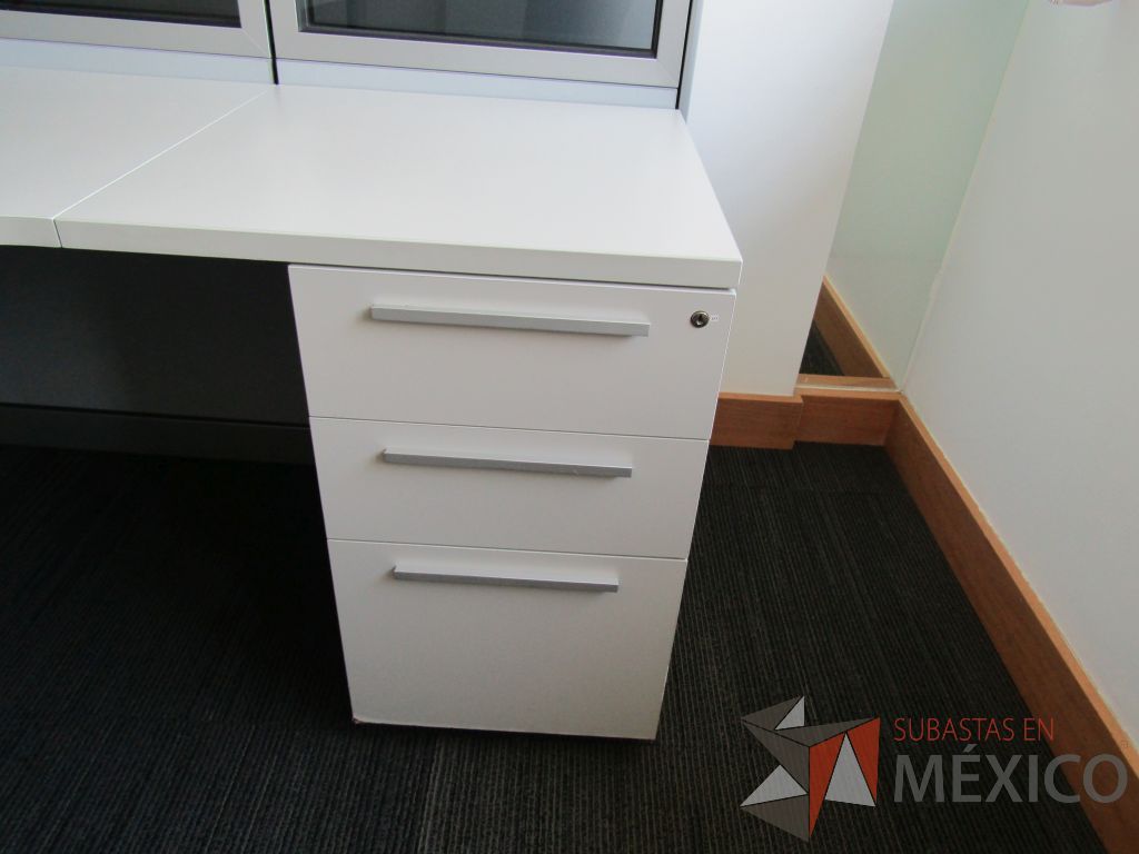Lote 053 - Estación de trabajo lineal para 2 personas, mampara baja con vidrio, con 2 archiveros de pedestal de 3 cajones - Steelcase - Imagen 3