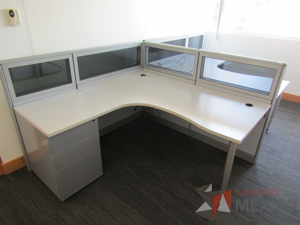 Lote 053 - Estación de trabajo lineal para 2 personas, mampara baja con vidrio, con 2 archiveros de pedestal de 3 cajones - Steelcase - Imagen 4