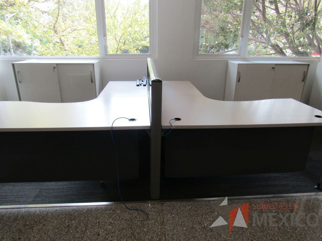 Lote 055 - Estación de trabajo lineal para 2 personas, mampara baja con vidrio, con 2 archiveros de pedestal de 3 cajones - Steelcase - Imagen 2