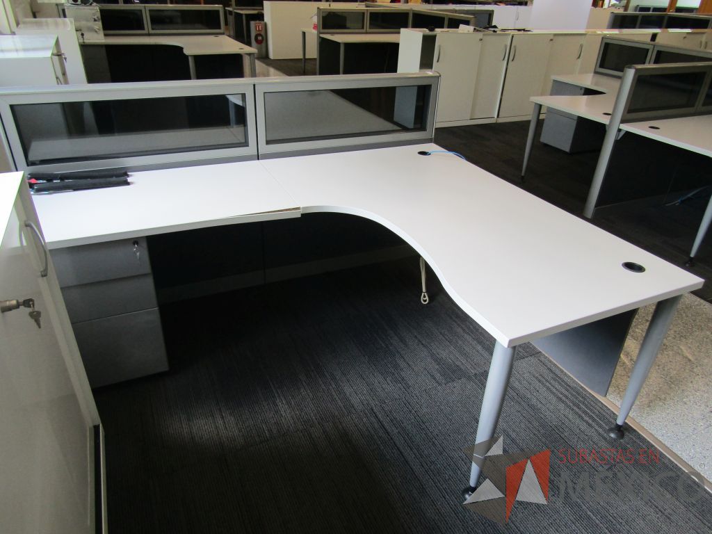Lote 055 - Estación de trabajo lineal para 2 personas, mampara baja con vidrio, con 2 archiveros de pedestal de 3 cajones - Steelcase - Imagen 4