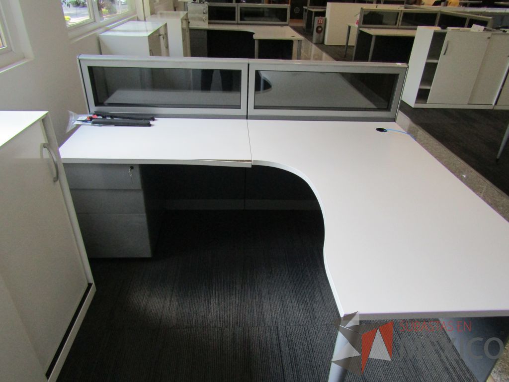 Lote 055 - Estación de trabajo lineal para 2 personas, mampara baja con vidrio, con 2 archiveros de pedestal de 3 cajones - Steelcase - Imagen 5