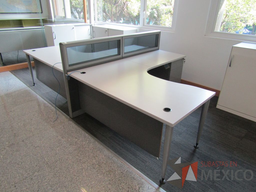 Lote 055 - Estación de trabajo lineal para 2 personas, mampara baja con vidrio, con 2 archiveros de pedestal de 3 cajones - Steelcase - Imagen 8