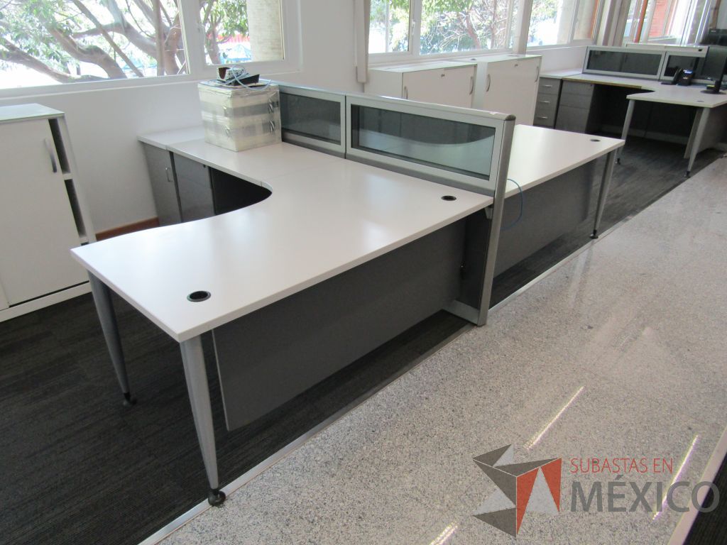 Lote 056 - Estación de trabajo lineal para 2 personas, mampara baja con vidrio, con 2 archiveros de pedestal de 3 cajones - Steelcase - Imagen 2