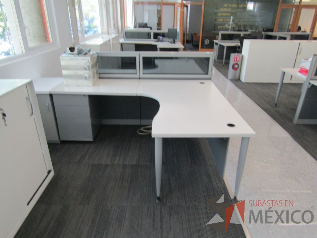 Lote 056 - Estación de trabajo lineal para 2 personas, mampara baja con vidrio, con 2 archiveros de pedestal de 3 cajones - Steelcase