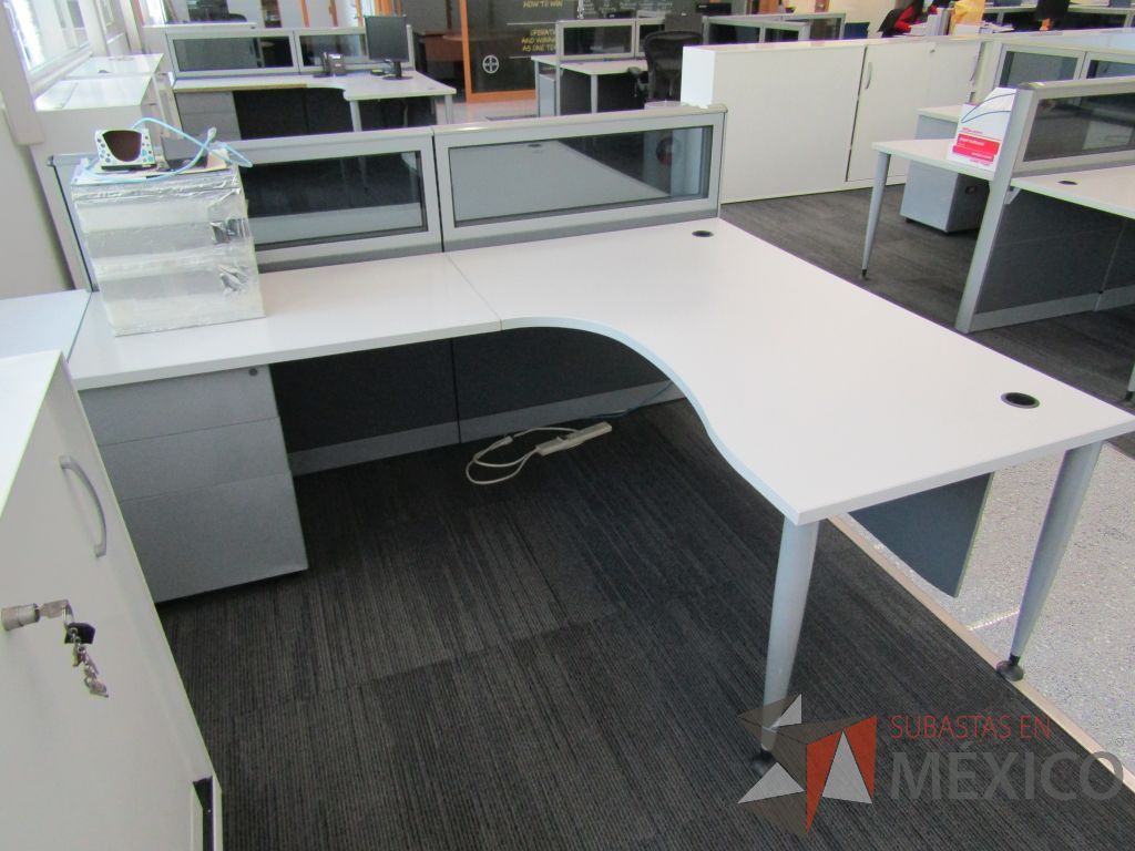 Lote 056 - Estación de trabajo lineal para 2 personas, mampara baja con vidrio, con 2 archiveros de pedestal de 3 cajones - Steelcase - Imagen 3