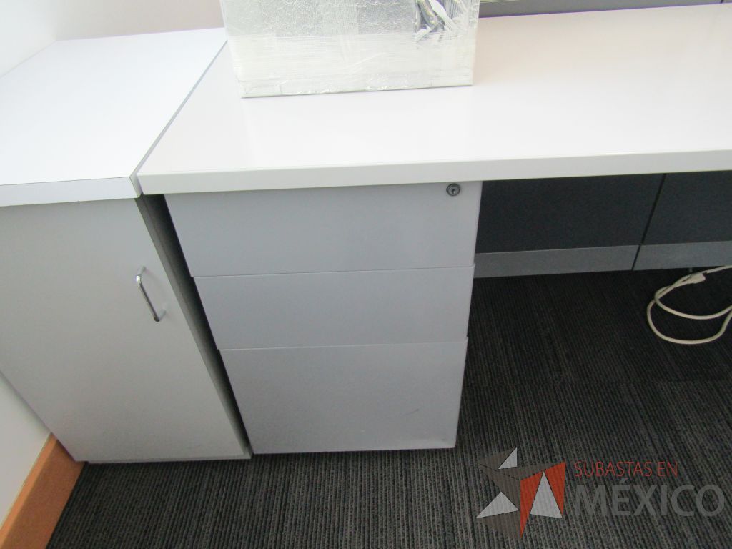 Lote 056 - Estación de trabajo lineal para 2 personas, mampara baja con vidrio, con 2 archiveros de pedestal de 3 cajones - Steelcase - Imagen 4