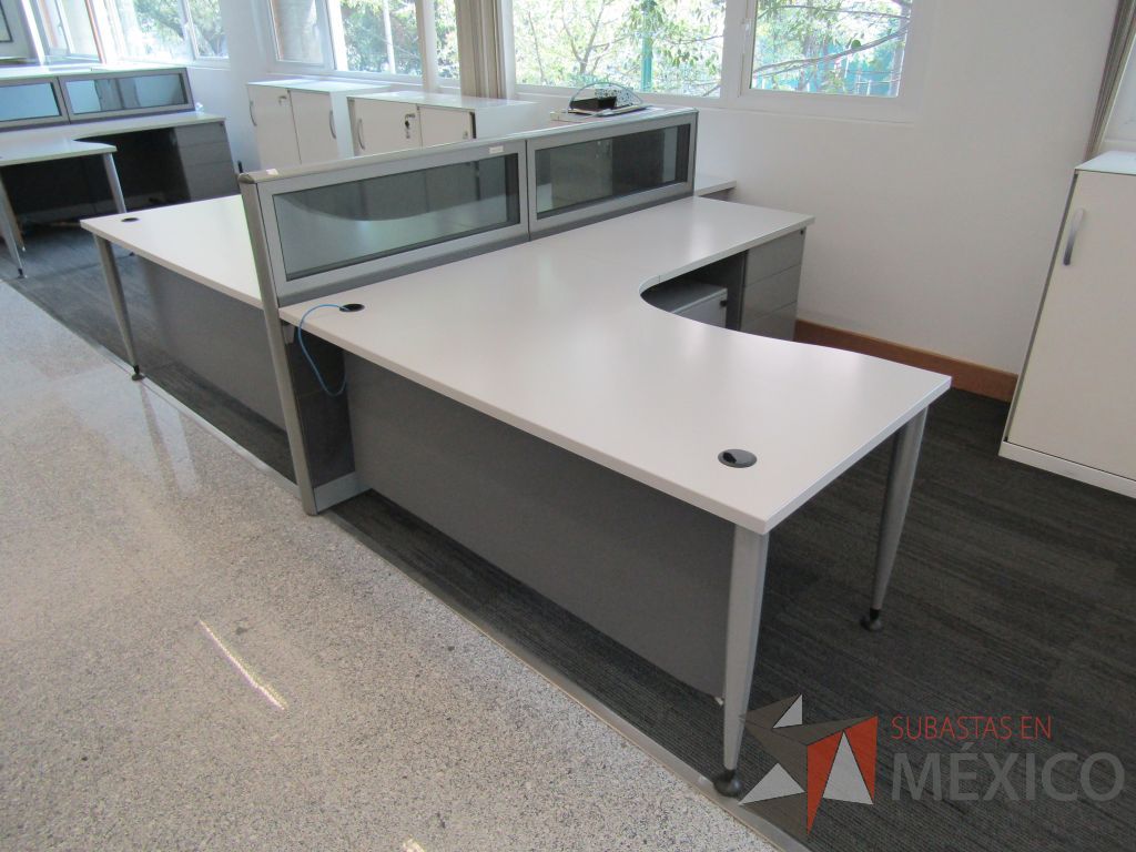 Lote 056 - Estación de trabajo lineal para 2 personas, mampara baja con vidrio, con 2 archiveros de pedestal de 3 cajones - Steelcase - Imagen 6