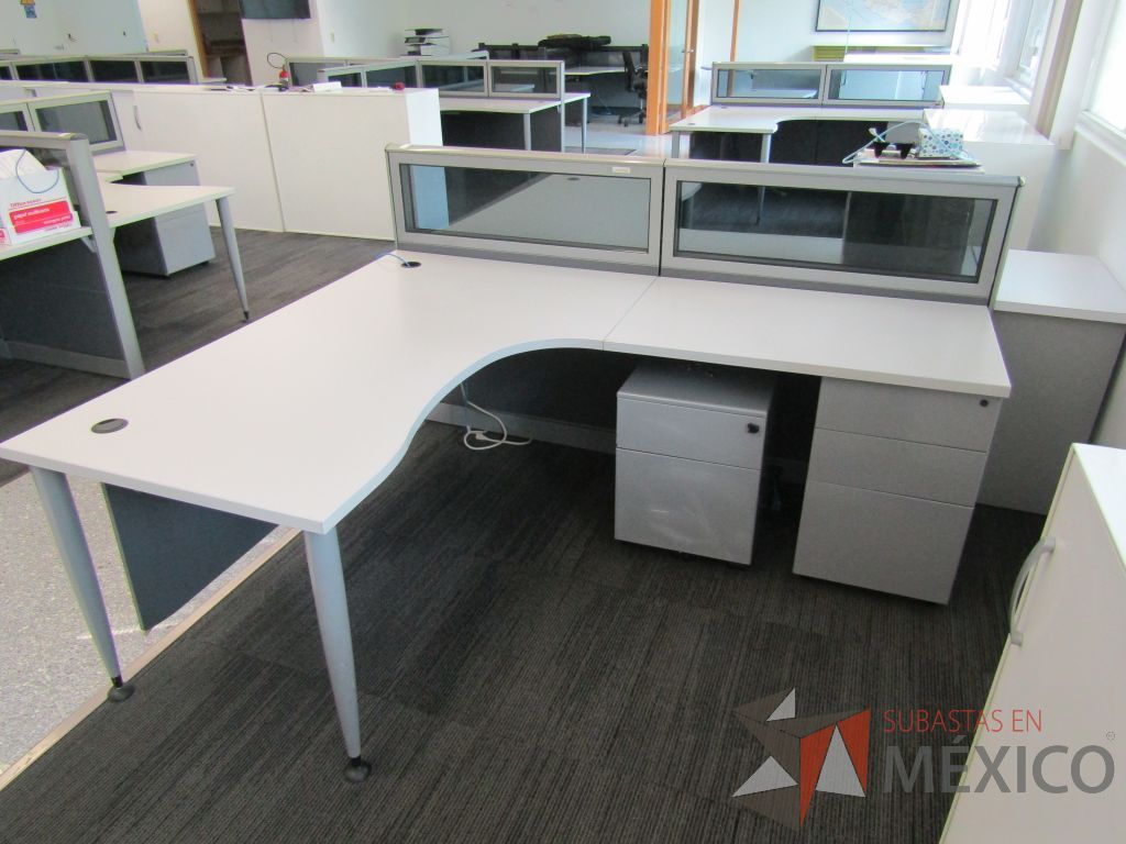 Lote 056 - Estación de trabajo lineal para 2 personas, mampara baja con vidrio, con 2 archiveros de pedestal de 3 cajones - Steelcase - Imagen 8