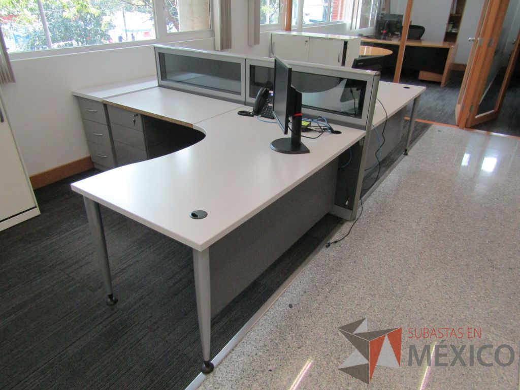 Lote 057 - Estación de trabajo lineal para 2 personas, mampara baja con vidrio, con 2 archiveros de pedestal de 3 cajones - Steelcase - Imagen 2