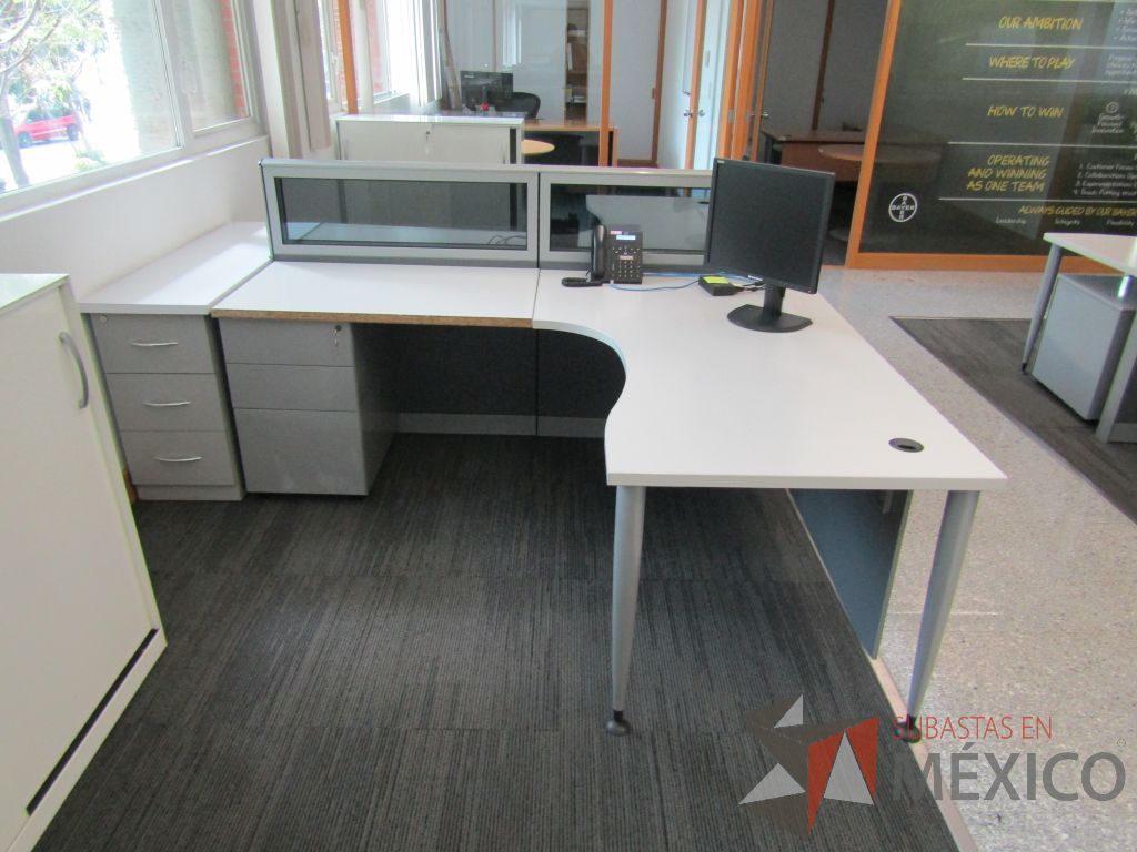 Lote 057 - Estación de trabajo lineal para 2 personas, mampara baja con vidrio, con 2 archiveros de pedestal de 3 cajones - Steelcase - Imagen 3