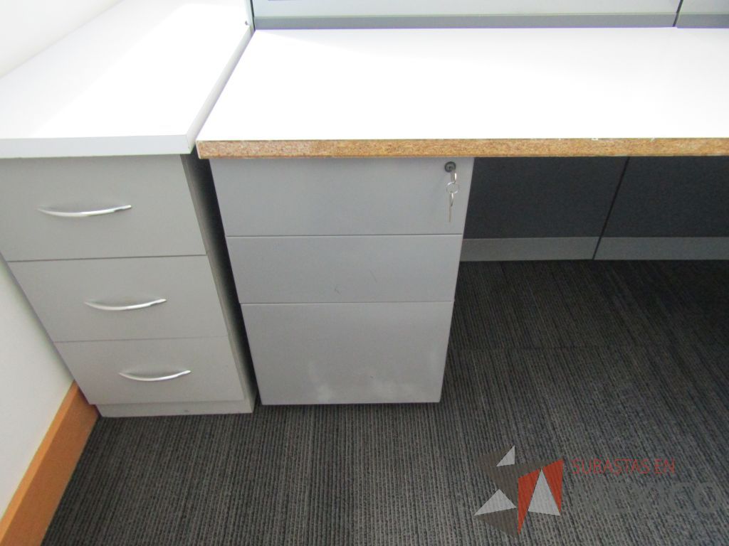 Lote 057 - Estación de trabajo lineal para 2 personas, mampara baja con vidrio, con 2 archiveros de pedestal de 3 cajones - Steelcase - Imagen 5