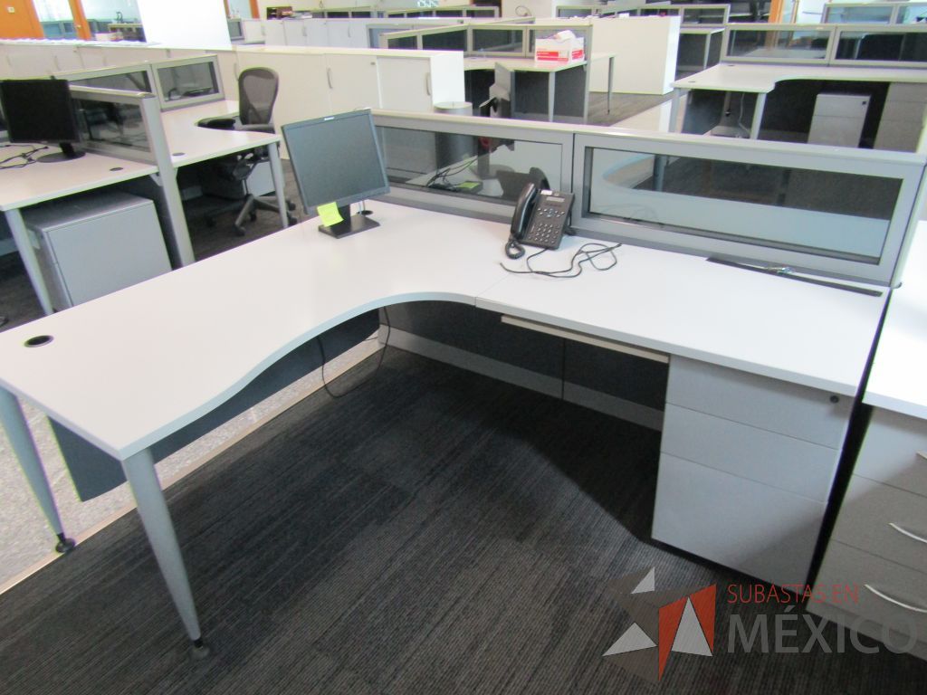 Lote 057 - Estación de trabajo lineal para 2 personas, mampara baja con vidrio, con 2 archiveros de pedestal de 3 cajones - Steelcase - Imagen 7