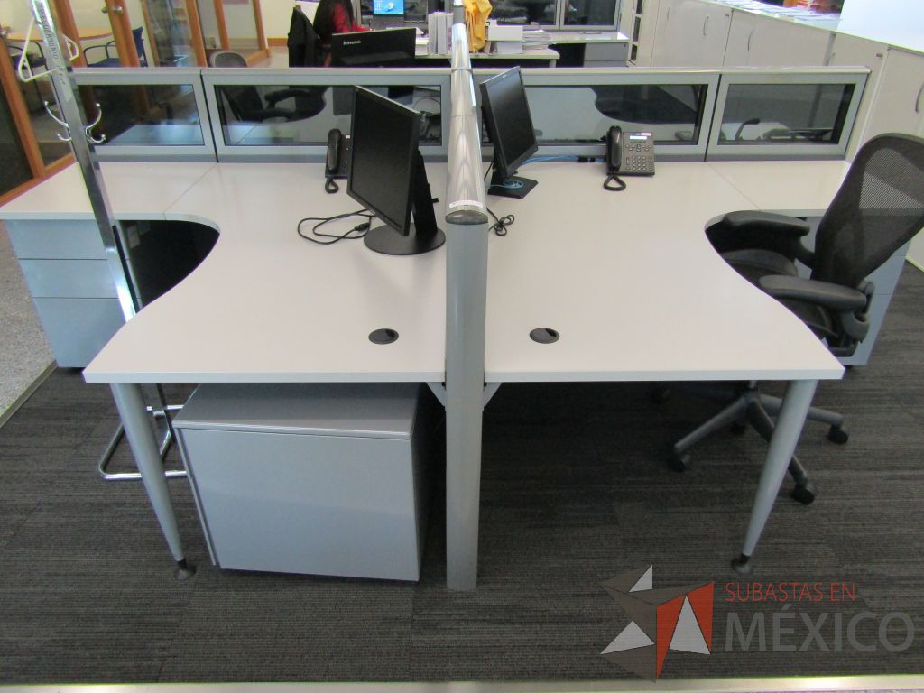 Lote 058 - Estación de trabajo para 4 personas, mampara baja con vidrio, con 4 archiveros de pedestal de 3 cajones - Steelcase - Imagen 2
