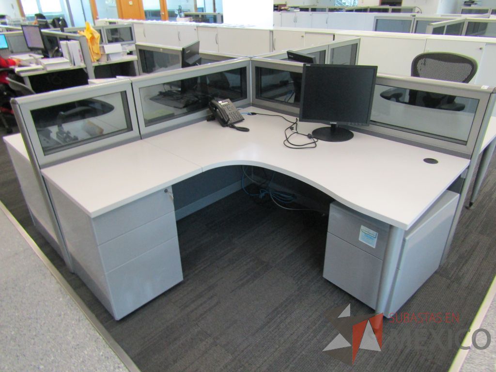Lote 058 - Estación de trabajo para 4 personas, mampara baja con vidrio, con 4 archiveros de pedestal de 3 cajones - Steelcase - Imagen 3