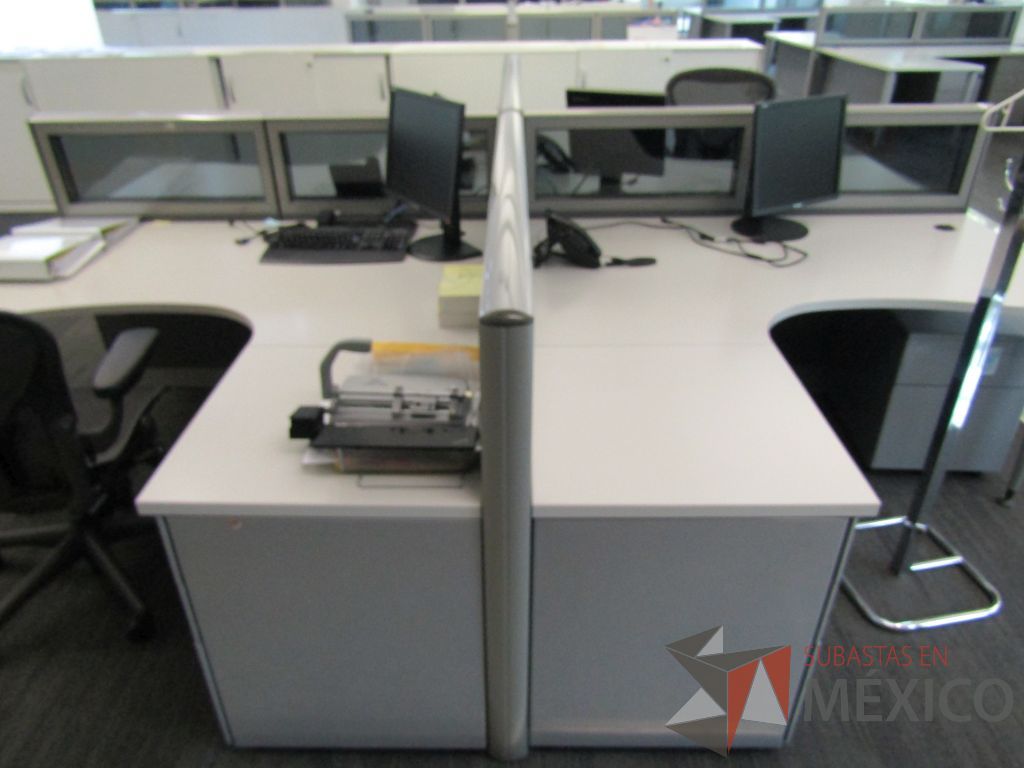 Lote 058 - Estación de trabajo para 4 personas, mampara baja con vidrio, con 4 archiveros de pedestal de 3 cajones - Steelcase - Imagen 4