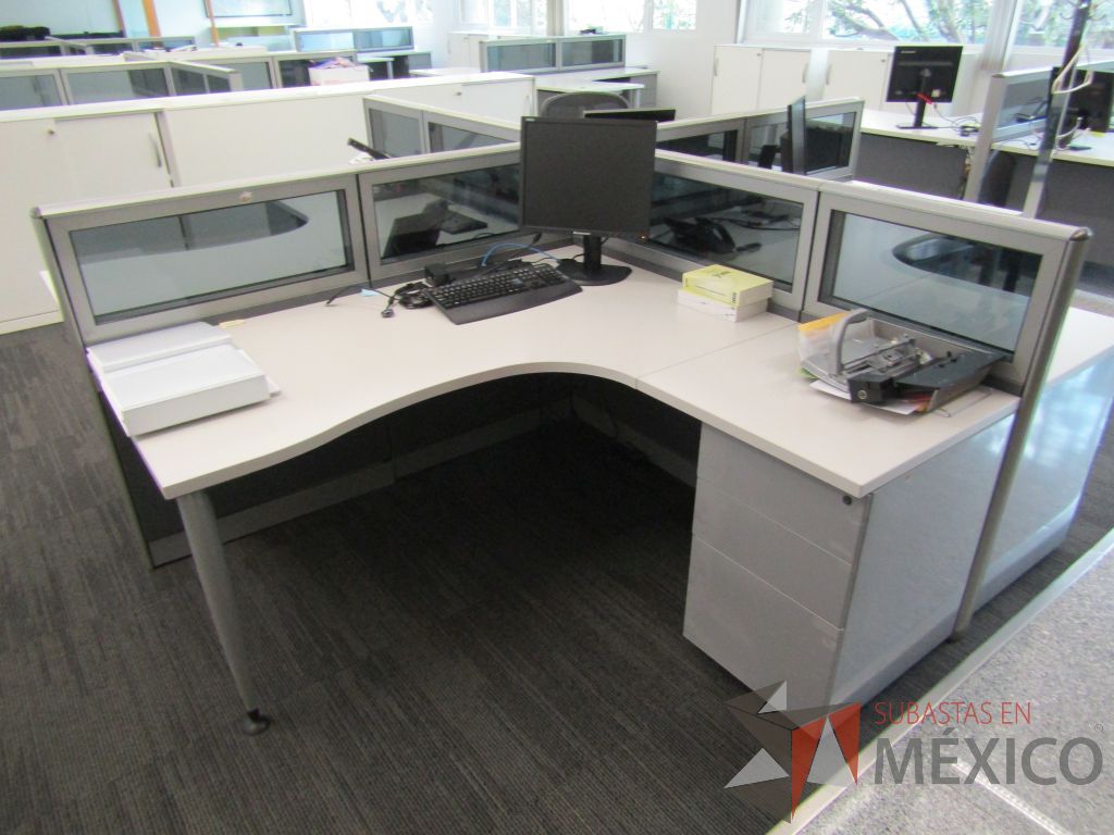 Lote 058 - Estación de trabajo para 4 personas, mampara baja con vidrio, con 4 archiveros de pedestal de 3 cajones - Steelcase - Imagen 5