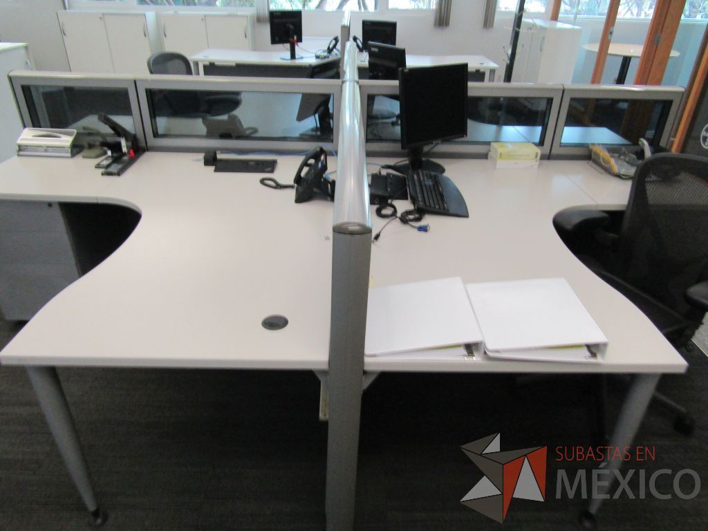 Lote 058 - Estación de trabajo para 4 personas, mampara baja con vidrio, con 4 archiveros de pedestal de 3 cajones - Steelcase - Imagen 6
