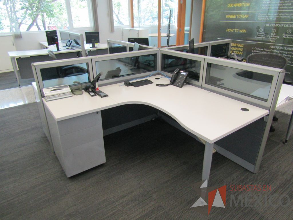 Lote 058 - Estación de trabajo para 4 personas, mampara baja con vidrio, con 4 archiveros de pedestal de 3 cajones - Steelcase
