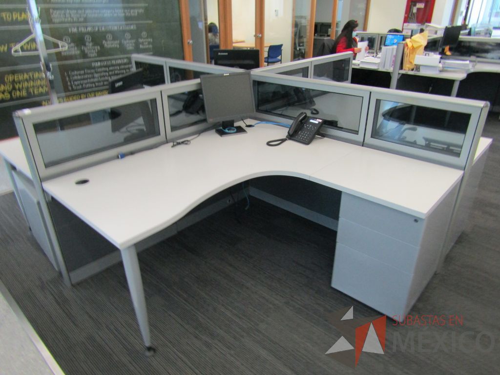 Lote 058 - Estación de trabajo para 4 personas, mampara baja con vidrio, con 4 archiveros de pedestal de 3 cajones - Steelcase - Imagen 7