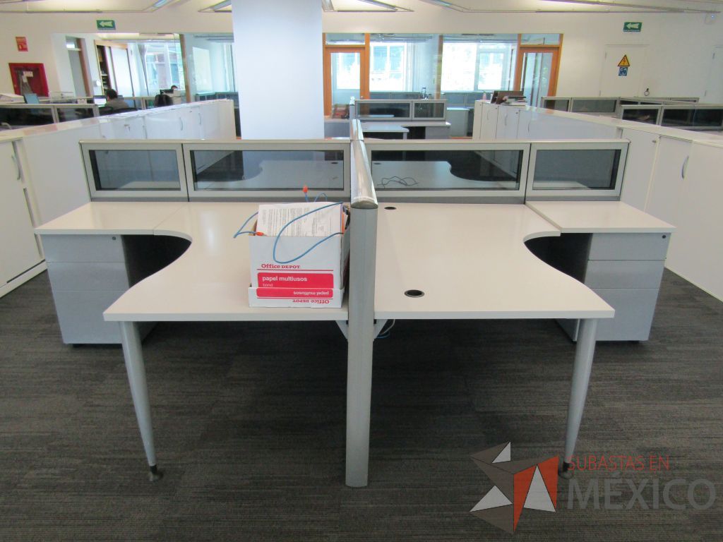 Lote 060 - Estación de trabajo para 4 personas, mampara baja con vidrio, con 4 archiveros de pedestal de 3 cajones - Steelcase - Imagen 3