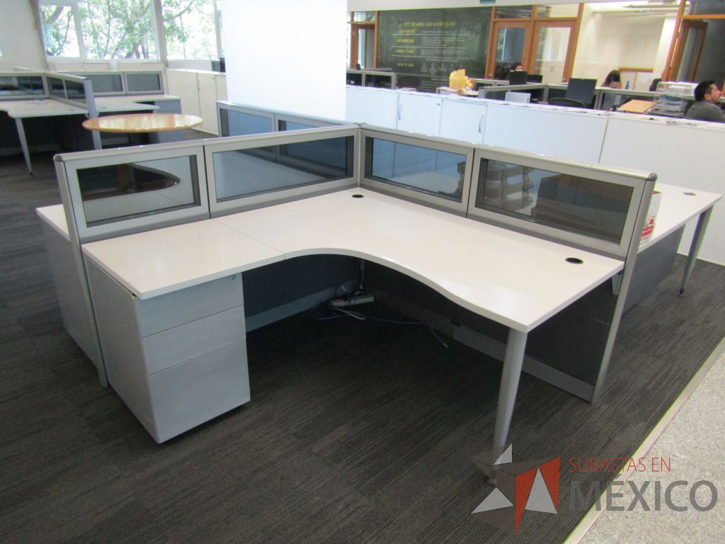 Lote 061 - Estación de trabajo para 3 personas, mampara baja con vidrio, con 3 archiveros de pedestal de 3 cajones - Steelcase
