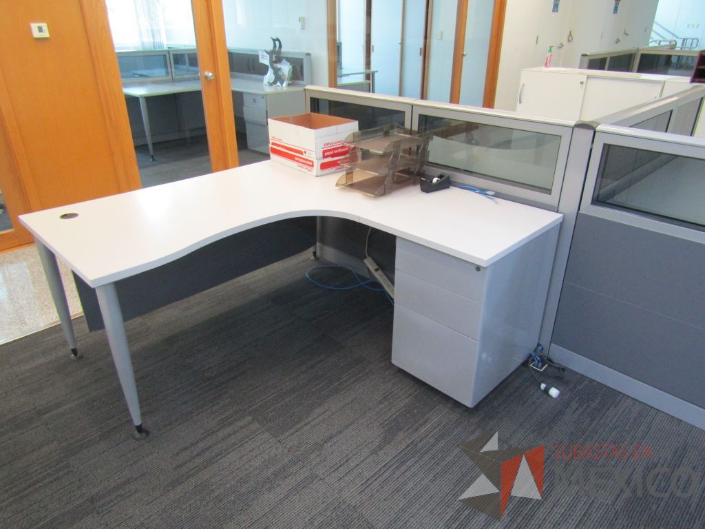 Lote 061 - Estación de trabajo para 3 personas, mampara baja con vidrio, con 3 archiveros de pedestal de 3 cajones - Steelcase - Imagen 7