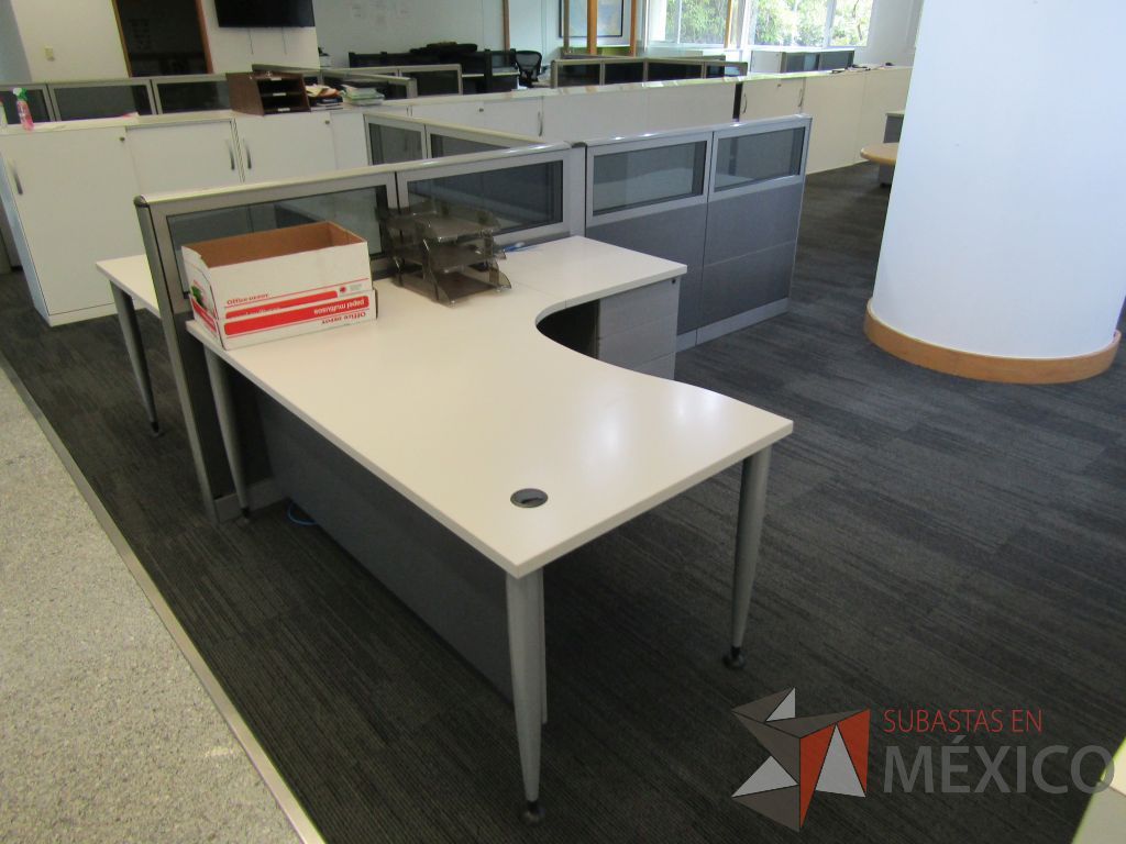 Lote 061 - Estación de trabajo para 3 personas, mampara baja con vidrio, con 3 archiveros de pedestal de 3 cajones - Steelcase - Imagen 8
