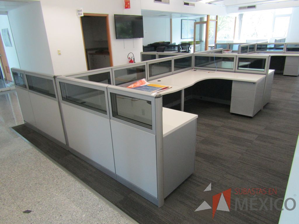 Lote 062 - Estación de trabajo para 6 personas, mampara baja con vidrio, con 6 archiveros de pedestal de 3 cajones - Steelcase - Imagen 3