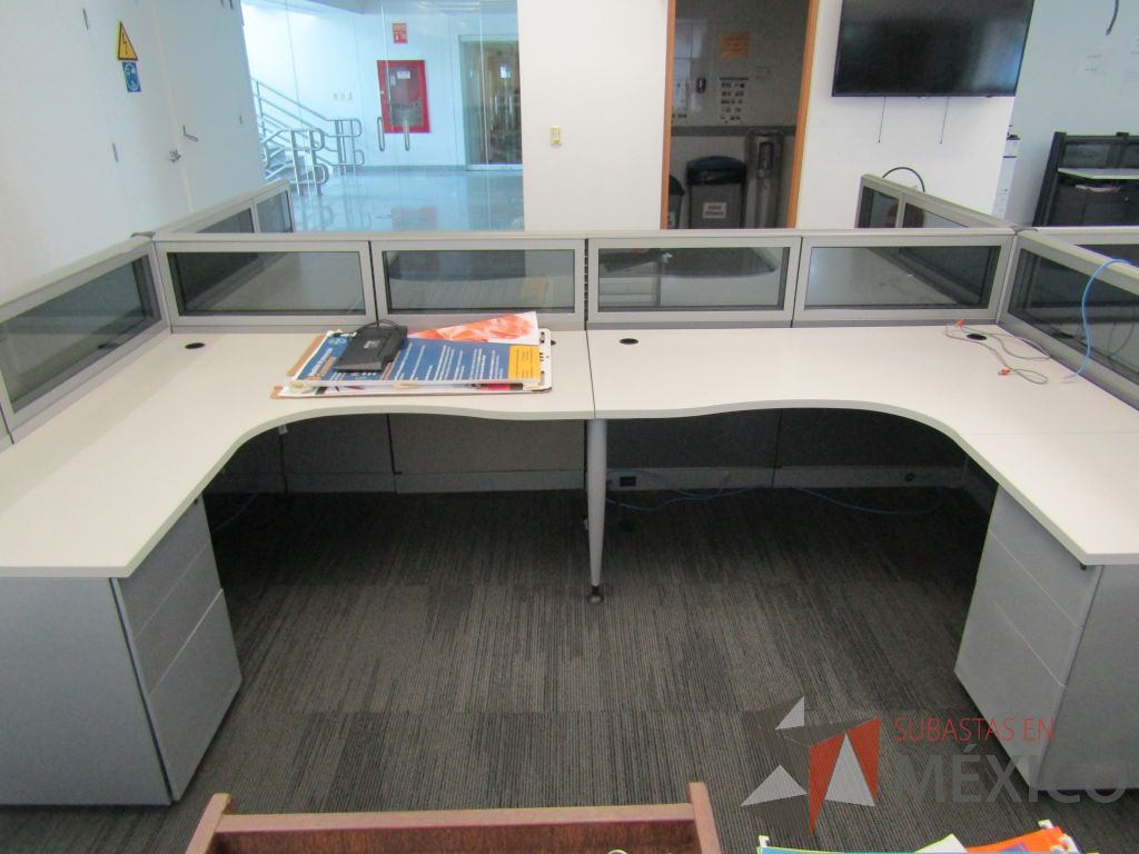 Lote 062 - Estación de trabajo para 6 personas, mampara baja con vidrio, con 6 archiveros de pedestal de 3 cajones - Steelcase - Imagen 4