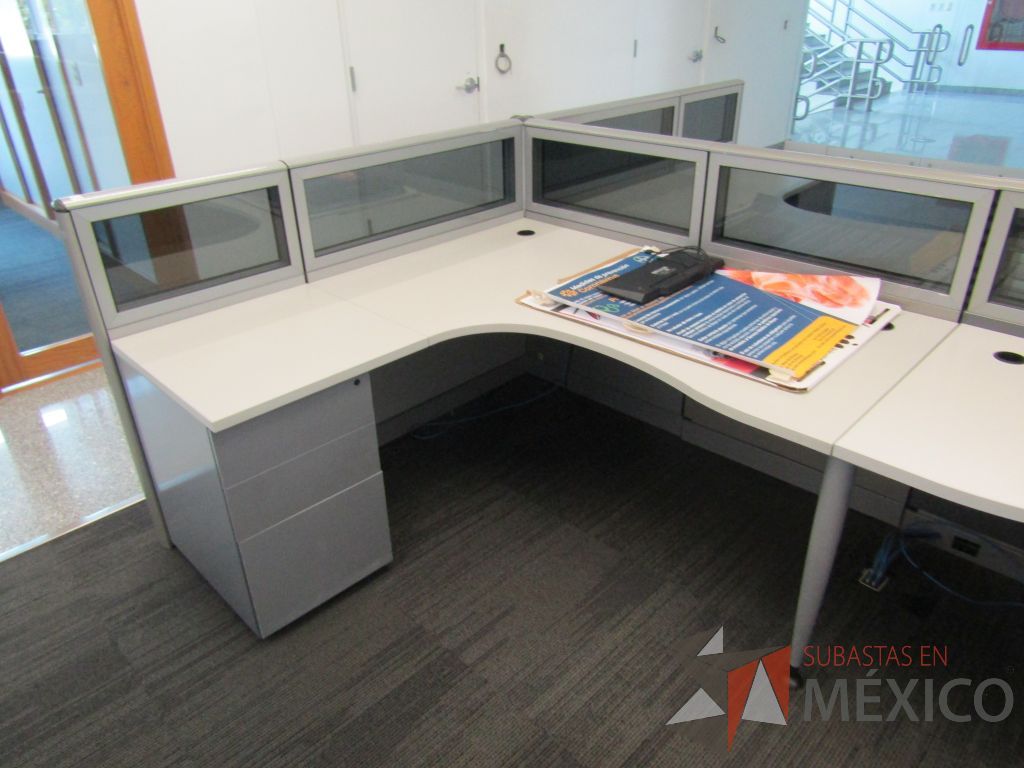 Lote 062 - Estación de trabajo para 6 personas, mampara baja con vidrio, con 6 archiveros de pedestal de 3 cajones - Steelcase - Imagen 5