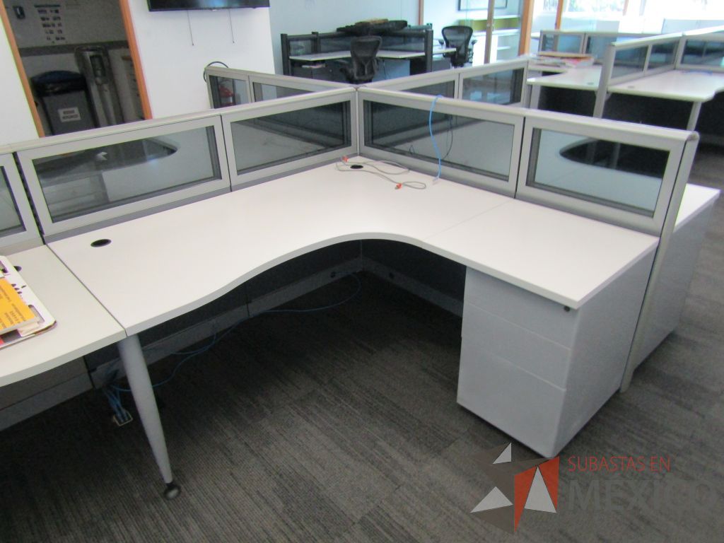 Lote 062 - Estación de trabajo para 6 personas, mampara baja con vidrio, con 6 archiveros de pedestal de 3 cajones - Steelcase - Imagen 6