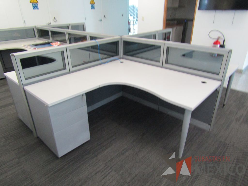 Lote 062 - Estación de trabajo para 6 personas, mampara baja con vidrio, con 6 archiveros de pedestal de 3 cajones - Steelcase - Imagen 7
