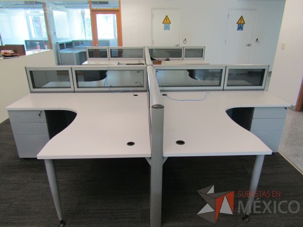 Lote 062 - Estación de trabajo para 6 personas, mampara baja con vidrio, con 6 archiveros de pedestal de 3 cajones - Steelcase - Imagen 8