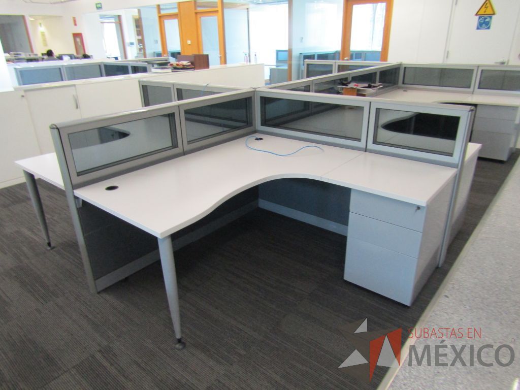 Lote 062 - Estación de trabajo para 6 personas, mampara baja con vidrio, con 6 archiveros de pedestal de 3 cajones - Steelcase