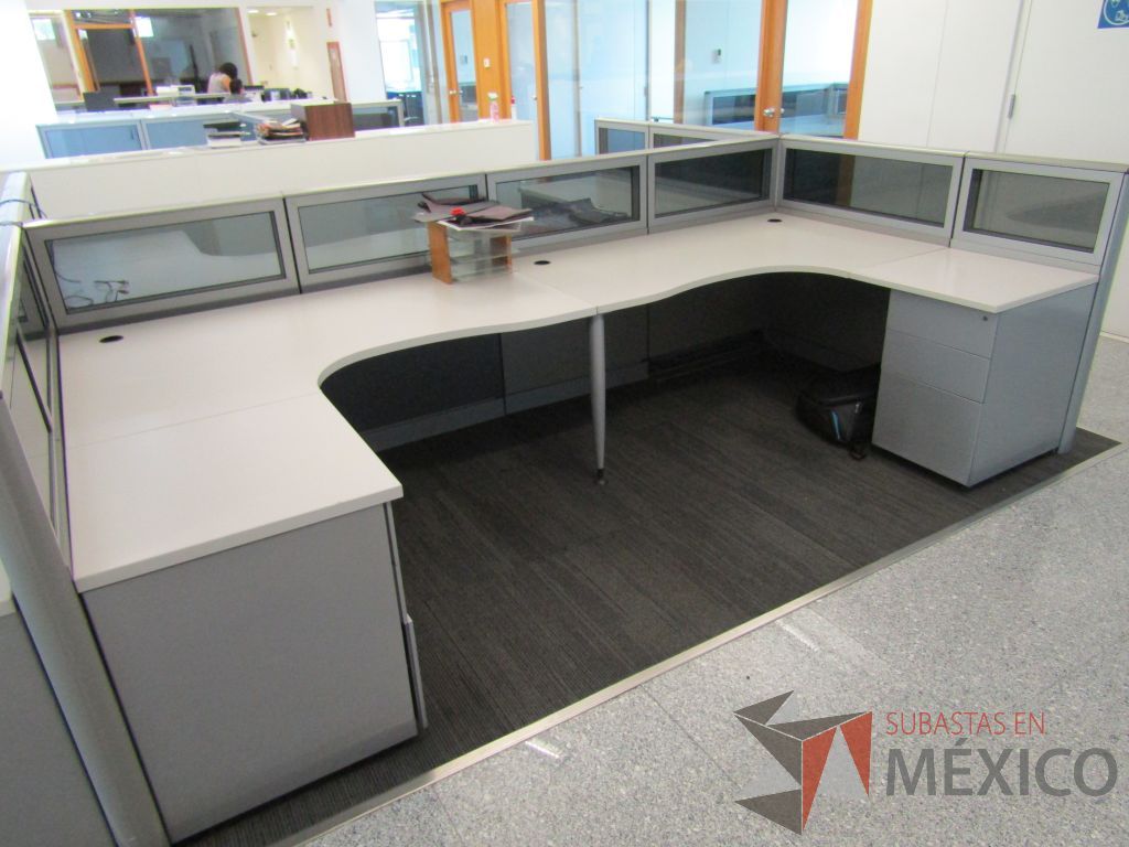 Lote 062 - Estación de trabajo para 6 personas, mampara baja con vidrio, con 6 archiveros de pedestal de 3 cajones - Steelcase - Imagen 9
