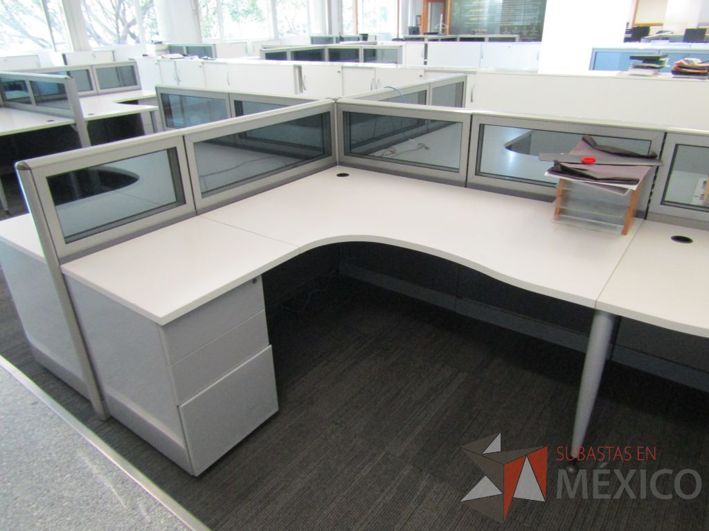 Lote 062 - Estación de trabajo para 6 personas, mampara baja con vidrio, con 6 archiveros de pedestal de 3 cajones - Steelcase - Imagen 11