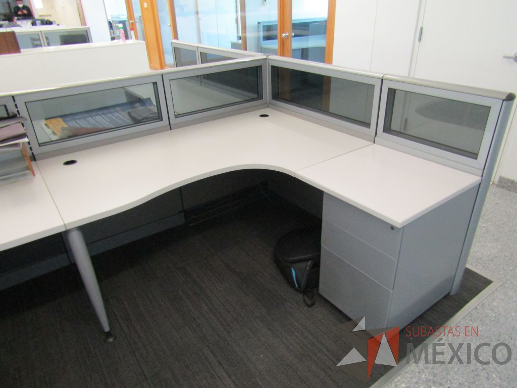 Lote 062 - Estación de trabajo para 6 personas, mampara baja con vidrio, con 6 archiveros de pedestal de 3 cajones - Steelcase - Imagen 12