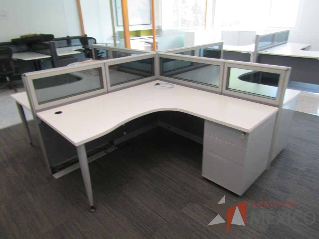 Lote 063 - Estación de trabajo para 4 personas, mampara baja con vidrio, con 4 archiveros de pedestal de 3 cajones - Steelcase - Imagen 4