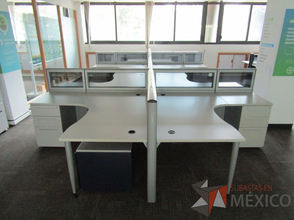 Lote 072 - Estación de trabajo para 8 personas, mampara baja con vidrio, con 8 archiveros de pedestal de 3 cajones - Steelcase