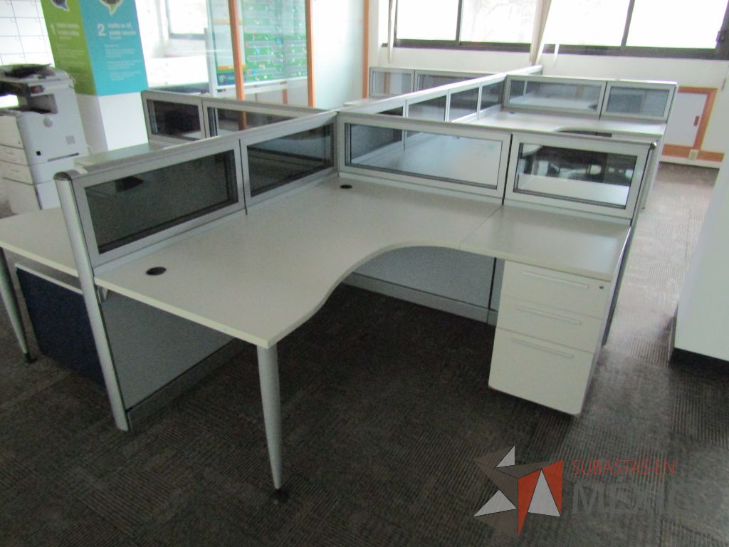 Lote 072 - Estación de trabajo para 8 personas, mampara baja con vidrio, con 8 archiveros de pedestal de 3 cajones - Steelcase - Imagen 2