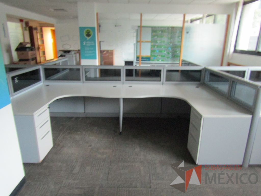 Lote 072 - Estación de trabajo para 8 personas, mampara baja con vidrio, con 8 archiveros de pedestal de 3 cajones - Steelcase - Imagen 3