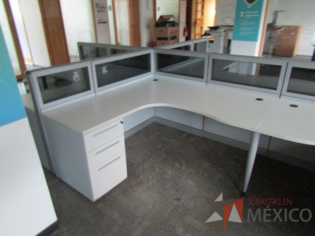 Lote 072 - Estación de trabajo para 8 personas, mampara baja con vidrio, con 8 archiveros de pedestal de 3 cajones - Steelcase - Imagen 4