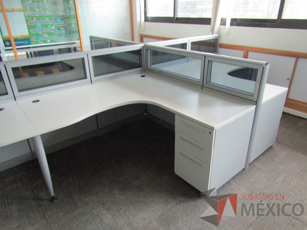Lote 072 - Estación de trabajo para 8 personas, mampara baja con vidrio, con 8 archiveros de pedestal de 3 cajones - Steelcase - Imagen 5
