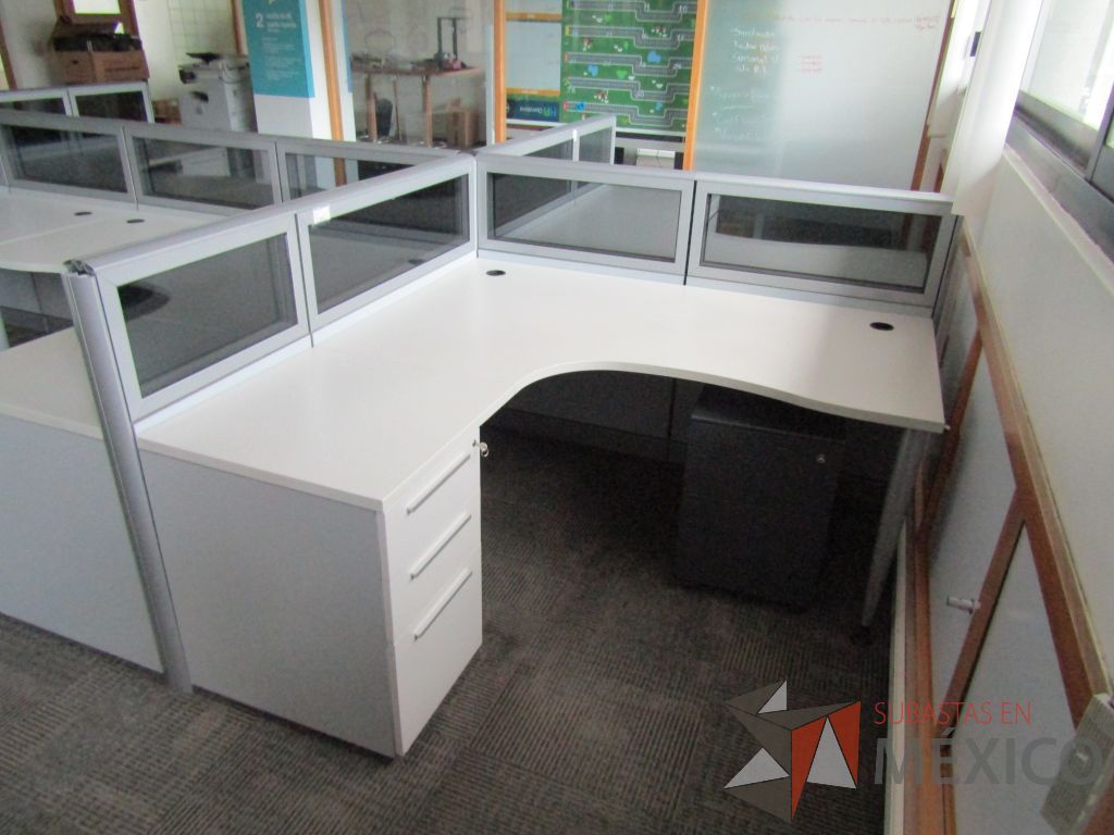 Lote 072 - Estación de trabajo para 8 personas, mampara baja con vidrio, con 8 archiveros de pedestal de 3 cajones - Steelcase - Imagen 6