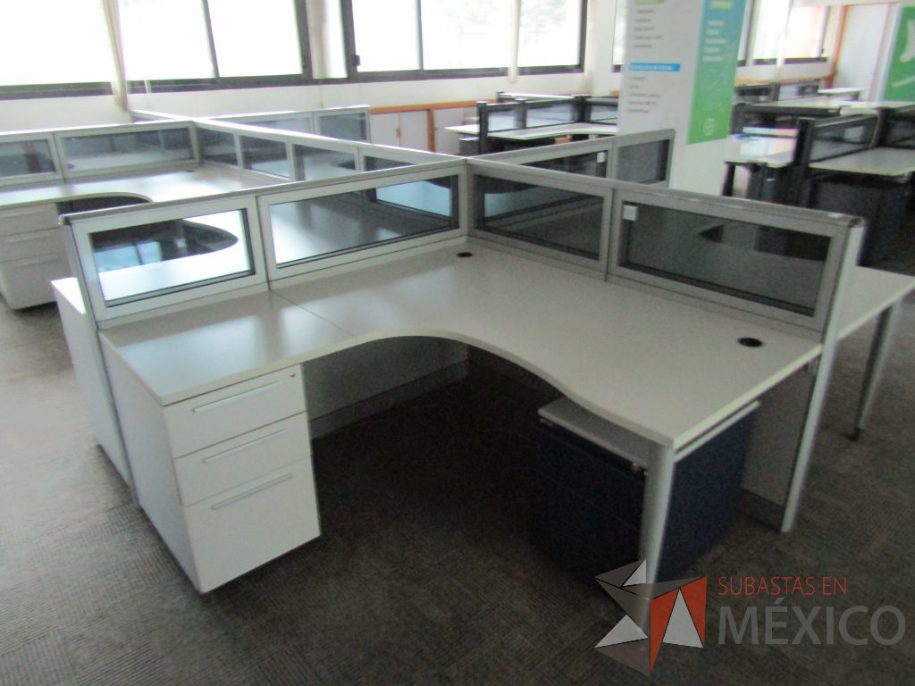 Lote 072 - Estación de trabajo para 8 personas, mampara baja con vidrio, con 8 archiveros de pedestal de 3 cajones - Steelcase - Imagen 7