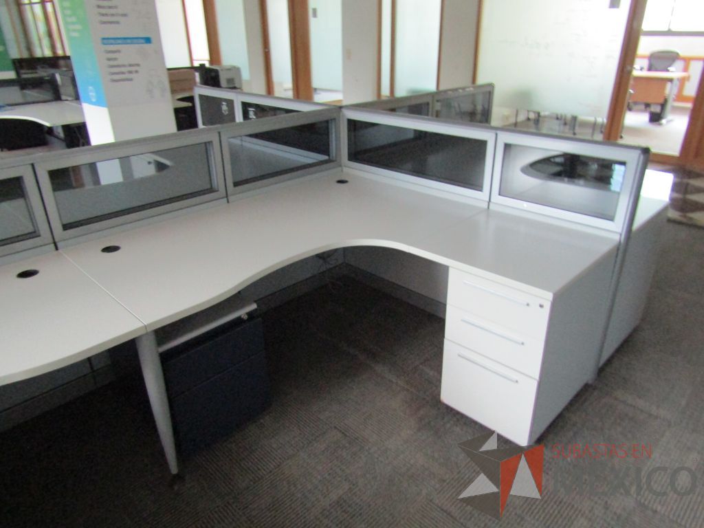 Lote 072 - Estación de trabajo para 8 personas, mampara baja con vidrio, con 8 archiveros de pedestal de 3 cajones - Steelcase - Imagen 8