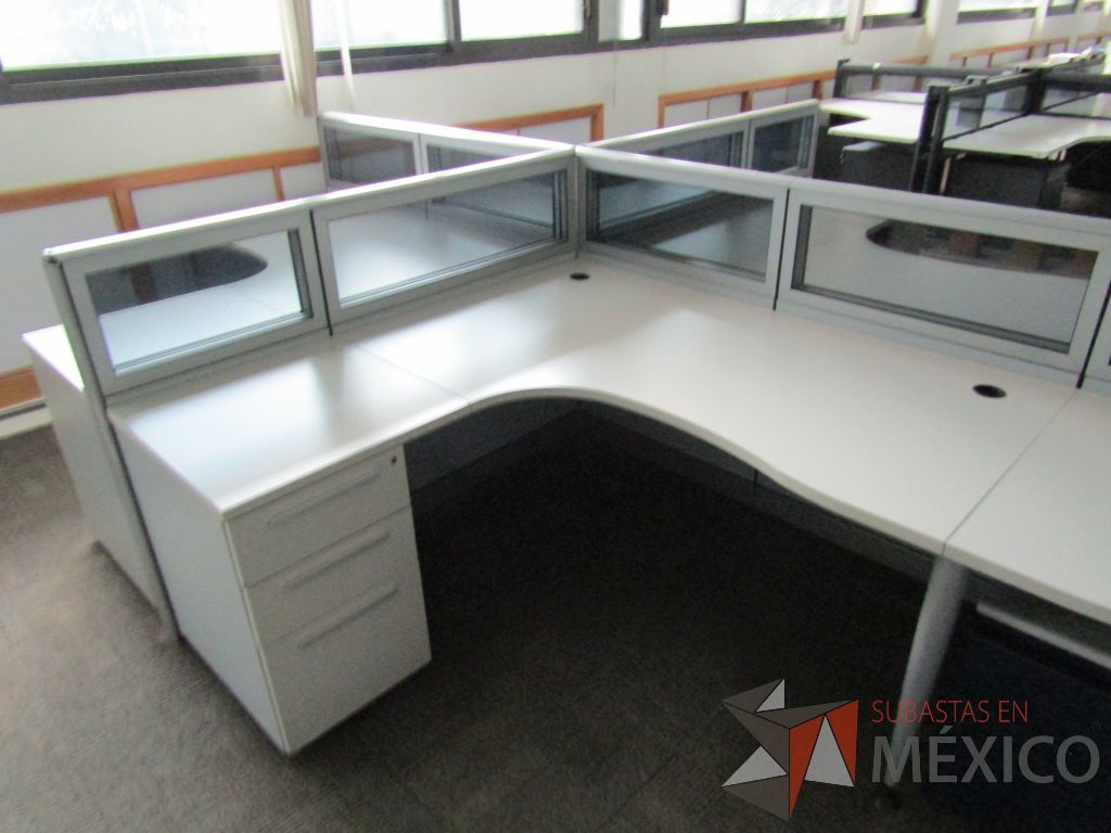 Lote 072 - Estación de trabajo para 8 personas, mampara baja con vidrio, con 8 archiveros de pedestal de 3 cajones - Steelcase - Imagen 9