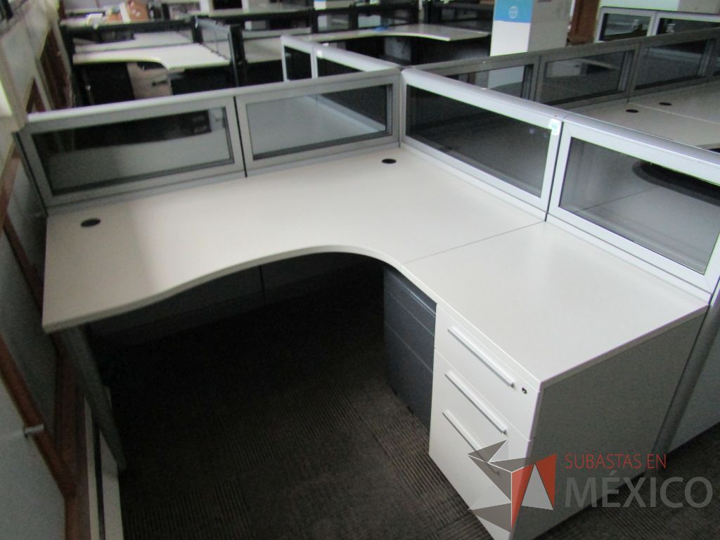 Lote 072 - Estación de trabajo para 8 personas, mampara baja con vidrio, con 8 archiveros de pedestal de 3 cajones - Steelcase - Imagen 10