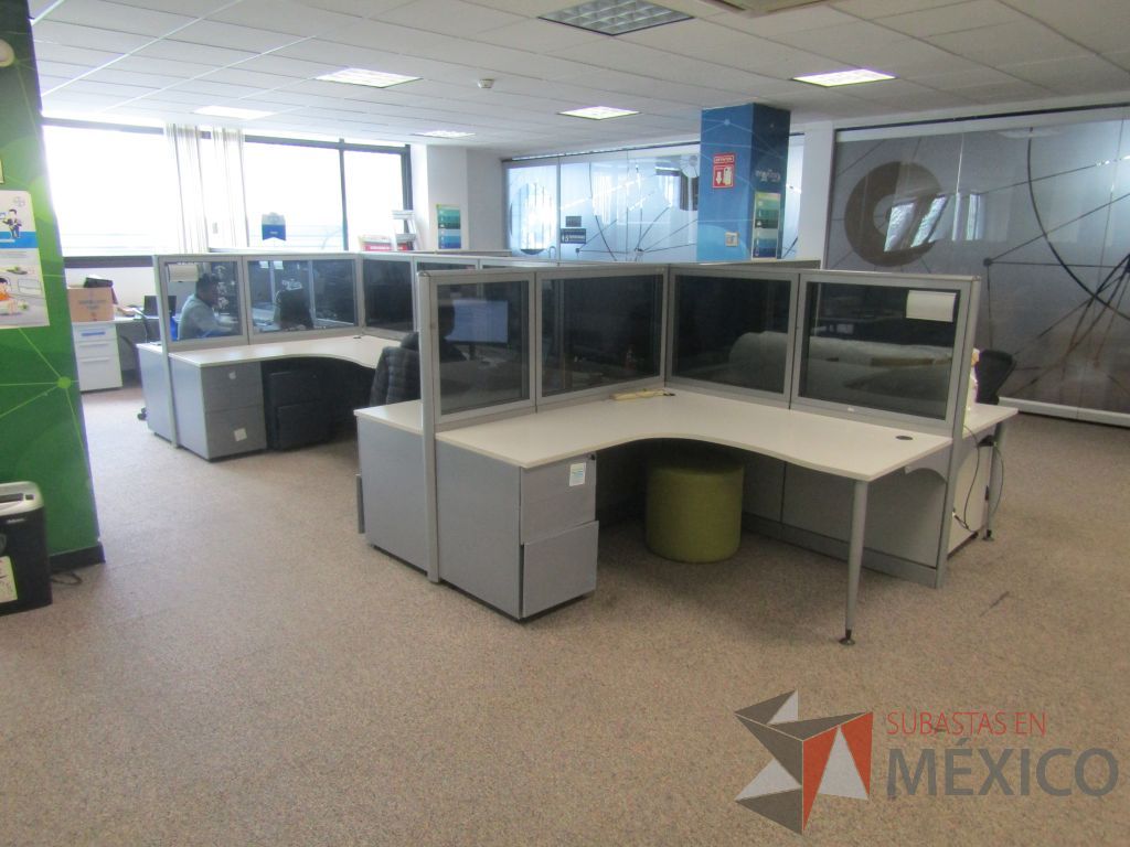 Lote 076 - Estación de trabajo para 10 personas, mampara con vidrio, con 10 archiveros de pedestal de 3 cajones - Steelcase