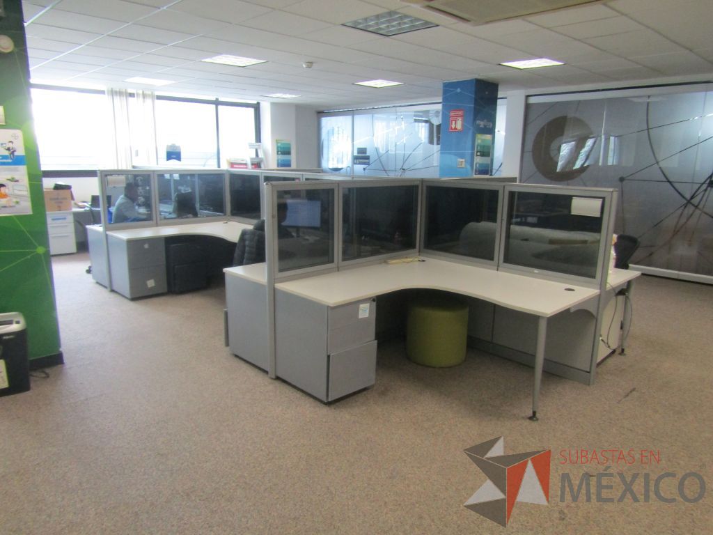 Lote 076 - Estación de trabajo para 10 personas, mampara con vidrio, con 10 archiveros de pedestal de 3 cajones - Steelcase - Imagen 2